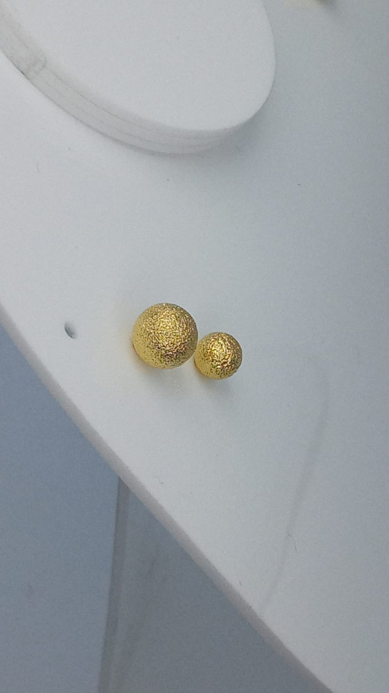 Kit par de brincos bolinha texturizada banhado a ouro 18k - Hipoalergênico (antialérgico sem níquel) + caixa de presente